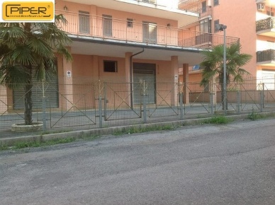 Foto Locale commerciale in Via Gino Bartoli, Orta di Atella di 114 m²