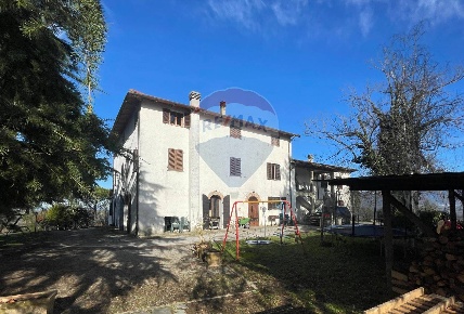 Foto Cessione attività a San Giovanni Valdarno di 1557 m² con 17 locali