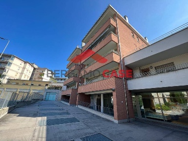 Foto Negozio in Via Baschenis, Bergamo Stazione di 60 m² con 1 locali