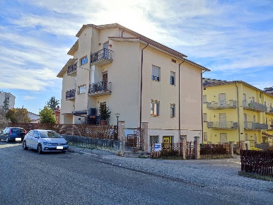 Foto Locale commerciale in Via Giosuè Carducci, L'Aquila di 70 m²
