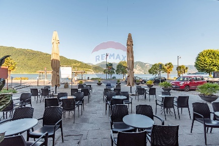 Foto Bar in via Roma, Sale Marasino Centro di 66 m² con 1 locali in vendita