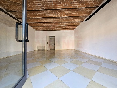 Foto Locale commerciale in Piazza Garibaldi, Cologne Centro di 55 m²