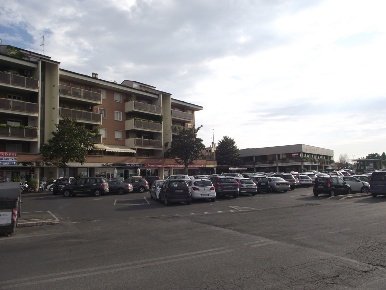Foto Locale commerciale in viale cortina d'ampezzo, Roma di 250 m²