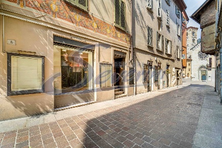 Foto Locale commerciale in Via Natta, Como Centro Storico di 55 m²