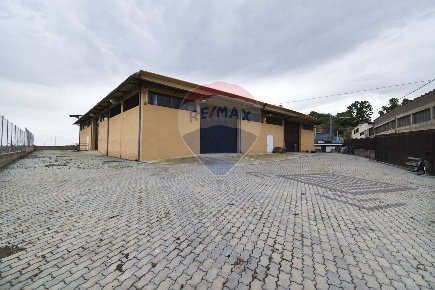 Foto Locale commerciale in Contrada Tiritì, Motta Sant'Anastasia di 1400 m²