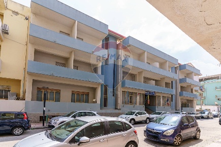 Foto Hotel in Via Marina, Brolo di 5400 m² con 80 locali in vendita