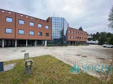 Foto Ufficio in Via Como, Cantù Brugnola di 3884 m² con 80 locali