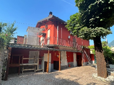 Foto Attività commerciale in via volta, Canzo di 260 m² con 4 locali