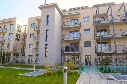 Foto Locale commerciale in via Toti, Carugo Centro di 398 m² con 10 locali