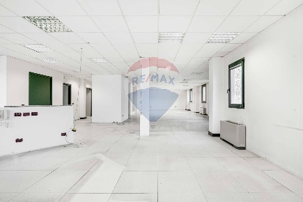 Foto Ufficio in via 2 giugno, Azzate Centro di 520 m² con 10 locali