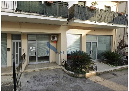 Foto Locale commerciale a Giulianova Centro di 90 m² con 3 locali