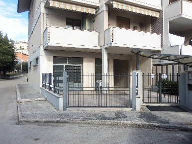 Foto Laboratorio in Via Mazzini, Acquaviva Picena di 75 m² in vendita