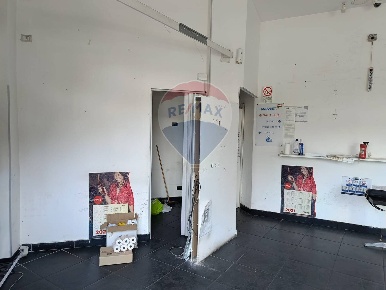 Foto Negozio in Via Ferrante Aporti, Catania Cibali di 71 m² con 3 locali
