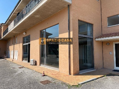Foto Locale commerciale a Morrovalle Centro di 130 m² con 1 locali