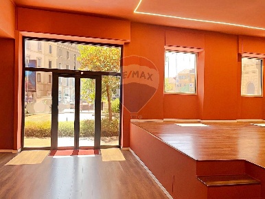 Foto Negozio in Via Arona, Milano Sempione di 197 m² con 1 locali