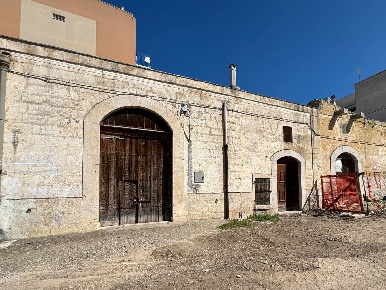 Foto Magazzino in viale I° Maggio, Canosa di Puglia Centro di 180 m²