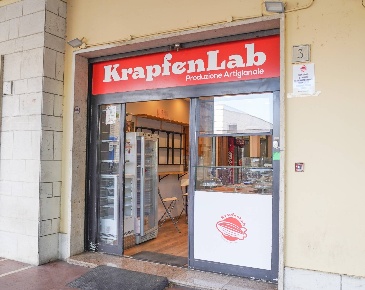 Foto Attività commerciale in Piazzale Della Stazione Del Lido, Roma