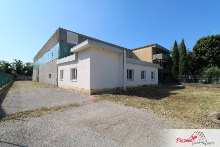Foto Locale commerciale in via Staffali, Villafranca di Verona di 1000 m²