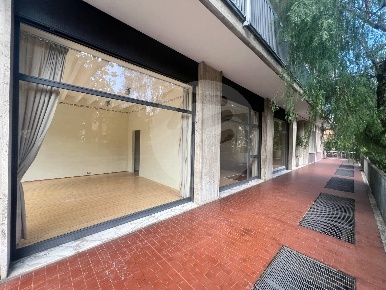 Foto Attività commerciale a Alassio di 75 m² con 3 locali in vendita