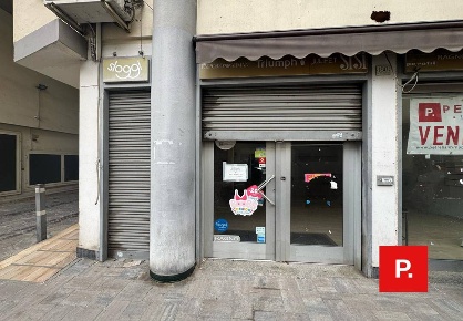 Foto Locale commerciale in via Acquaviva, Caserta Lincoln di 250 m²