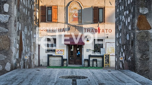 Foto Attività commerciale a Campoformido Centro di 450 m² con 10 locali