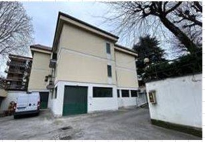 Foto Laboratorio in Via Montello, Brugherio Centro di 235 m² in vendita
