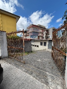 Foto Magazzino in via umberto, Gravina di Catania Centro di 550 m²