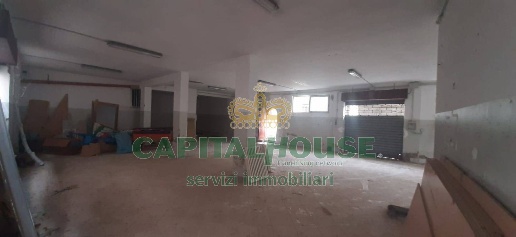 Foto Locale commerciale a Solofra Centro di 390 m² con 2 locali in vendita