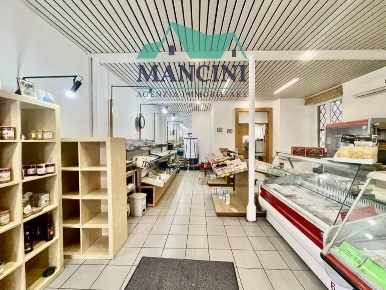 Foto Negozio in VIA GARIBALDI, Jesi di 120 m² in affitto