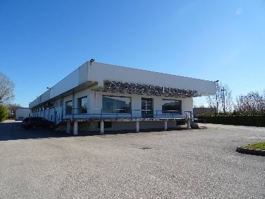 Foto Locale commerciale in Via Alessandro Volta, San Giorgio di Nogaro