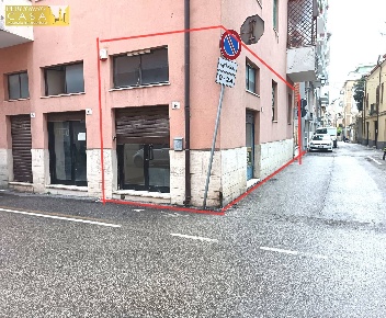 Foto Attività commerciale in Via Luigi Vinciguerra, Teramo Centro di 50 m²