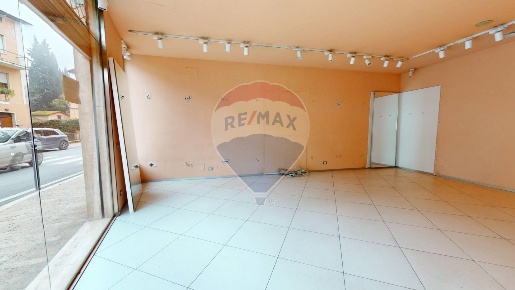 Foto Negozio in via vittorio veneto, Bastia Umbra Bastia di 45 m²