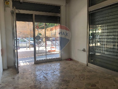 Foto Locale commerciale in Via Anwar Sadat, Palermo Montepellegrino