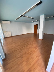 Foto Attività commerciale a Fermo di 100 m² con 4 locali in vendita
