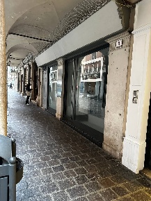 Foto Locale commerciale a Mantova Centro di 250 m² con 4 locali in affitto