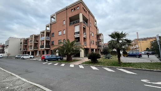Foto Negozio in via Mazzini, Varedo di 147 m² con 1 locali in affitto
