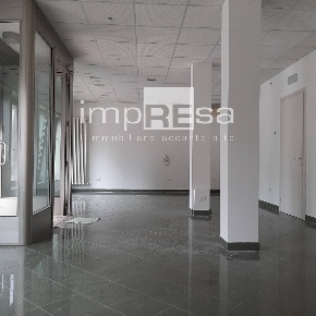 Foto Locale commerciale in Via Olimpia, Paese Centro di 80 m² con 2 locali
