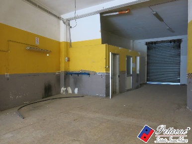 Foto Locale commerciale in Via Madonna delle Grazie, Fondi Centro di 194 m²