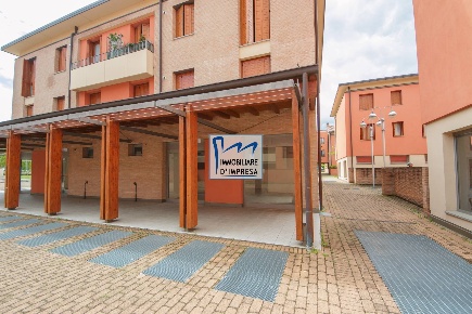 Foto Negozio in Piazza nello Mezzi, Langhirano Pilastro di 132 m²