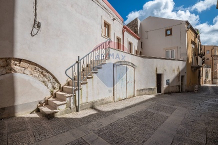 Foto Attività commerciale in VIA DUOMO, Ragusa Ibla di 240 m² con 6 locali