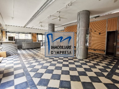 Foto Negozio in Strada Ventidue Luglio, Parma Centro Storico di 195 m²
