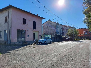 Foto Locale commerciale in via giulio cesare, Venegono Superiore di 80 m²