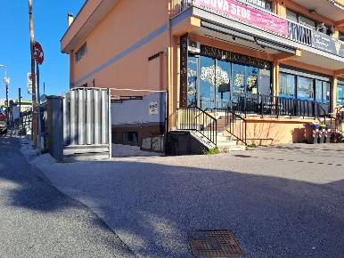 Foto Locale commerciale in via tiziano, Albano Laziale Pavona di 600 m²