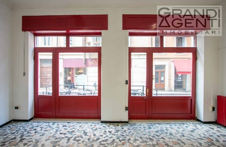 Foto Negozio in via zambelli, Verona Centro Storico di 85 m² con 2 locali