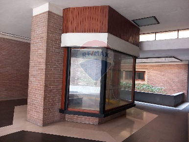 Foto Negozio in Via Garibaldi, Foligno Centro Storico di 120 m² in vendita