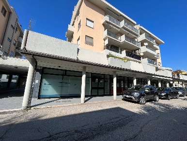 Foto Attività commerciale in VIA MADDALENA, Vasto di 118 m² in vendita