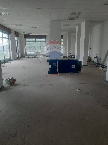 Foto Negozio in Via Sommariva, Pero Centro di 425 m² con 1 locali