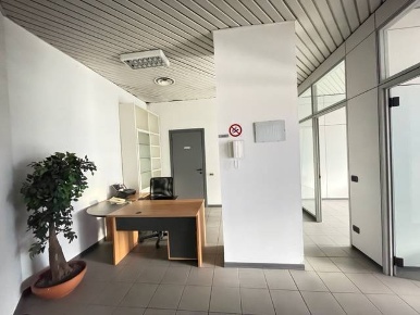 Foto Locale commerciale a Mantova Lunetta Frassino di 130 m² con 2 locali