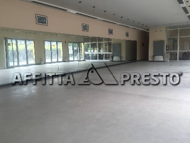 Foto Attività commerciale in via della chiesa xxxii, Lucca di 296 m²