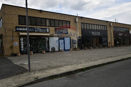 Foto Negozio a Lucca San Vito di 340 m² con 4 locali in affitto